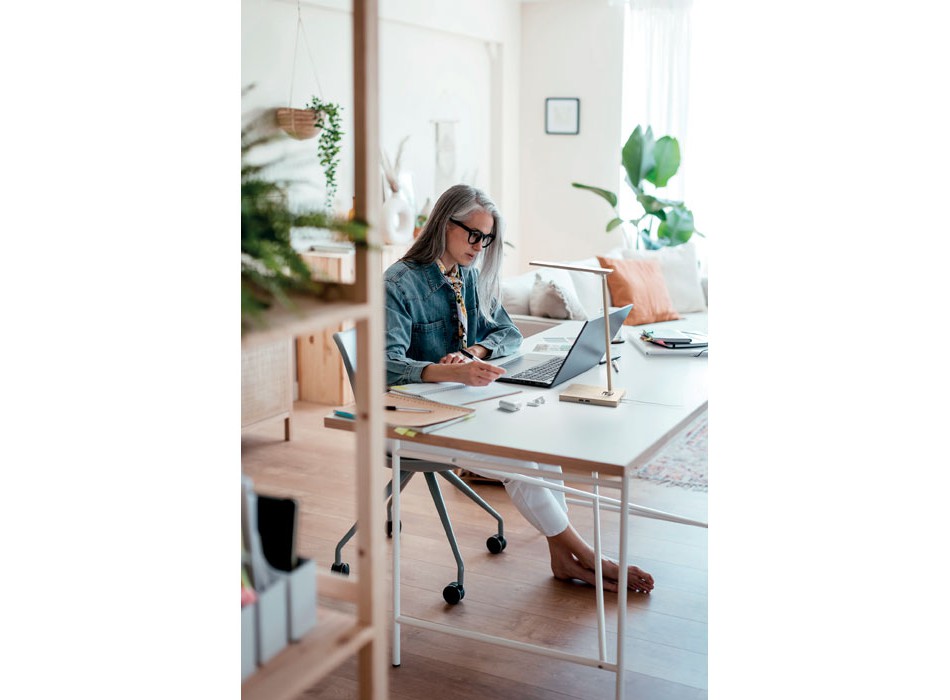 NEAT LIGHT - Luce da tavolo e caricatore 10W